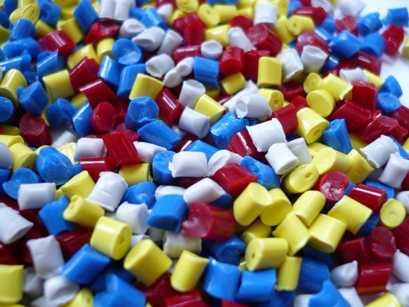 Coloured polymer granules for industrial processing